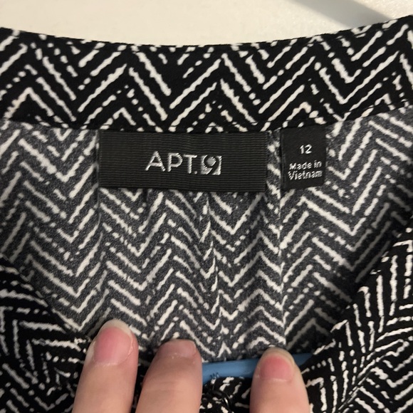 Black and white dress with geometric pattern - has pockets. - Picture 4 of 6